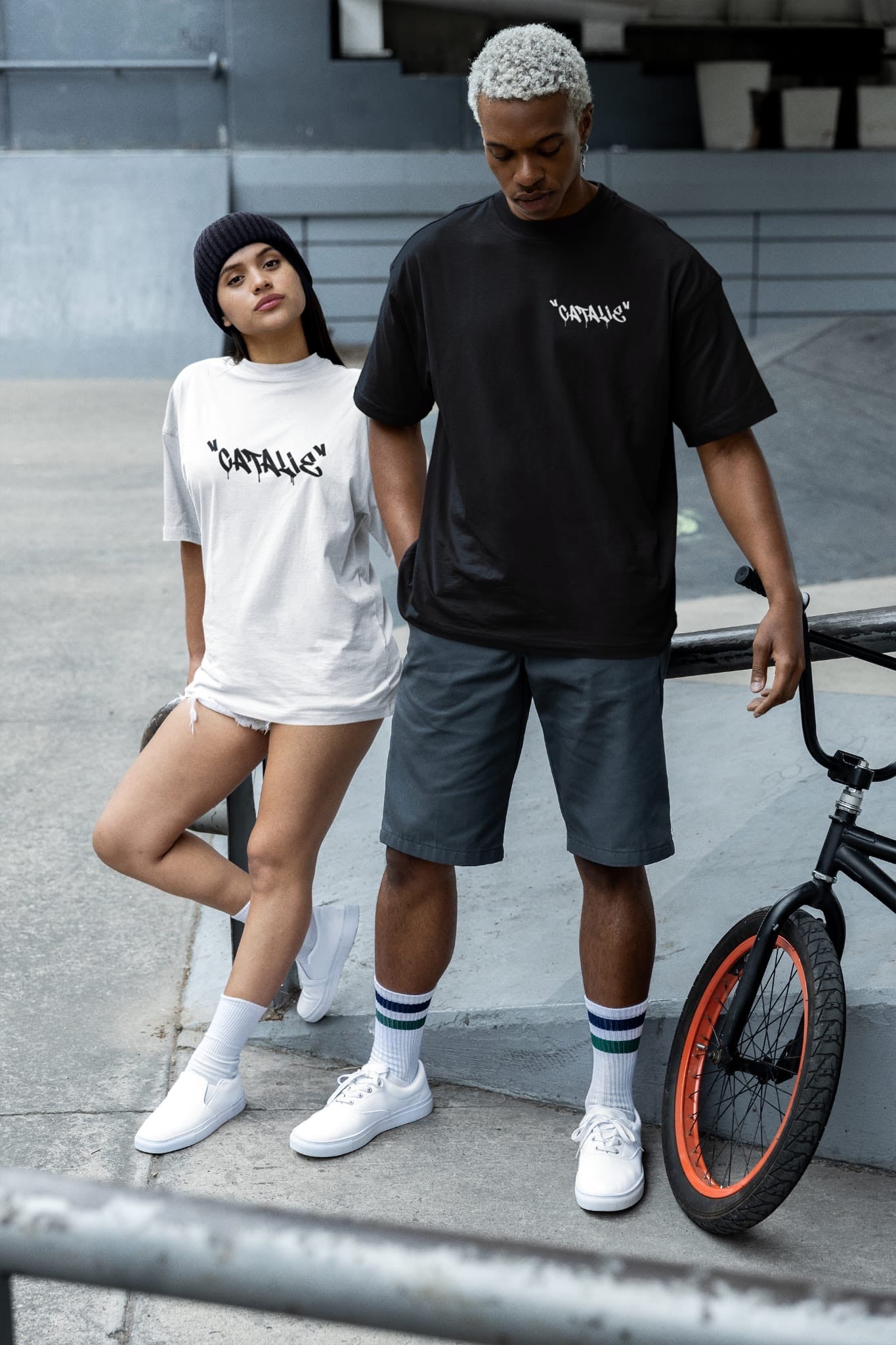 Catalie Klassisches schulterfreies T-Shirt für Damen und Herren – Schwarz und Weiß