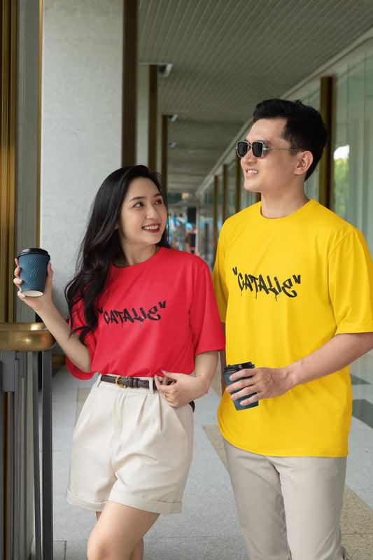 Catalie Klassisches schulterfreies T-Shirt in Rot und Gelb für Herren und Damen.